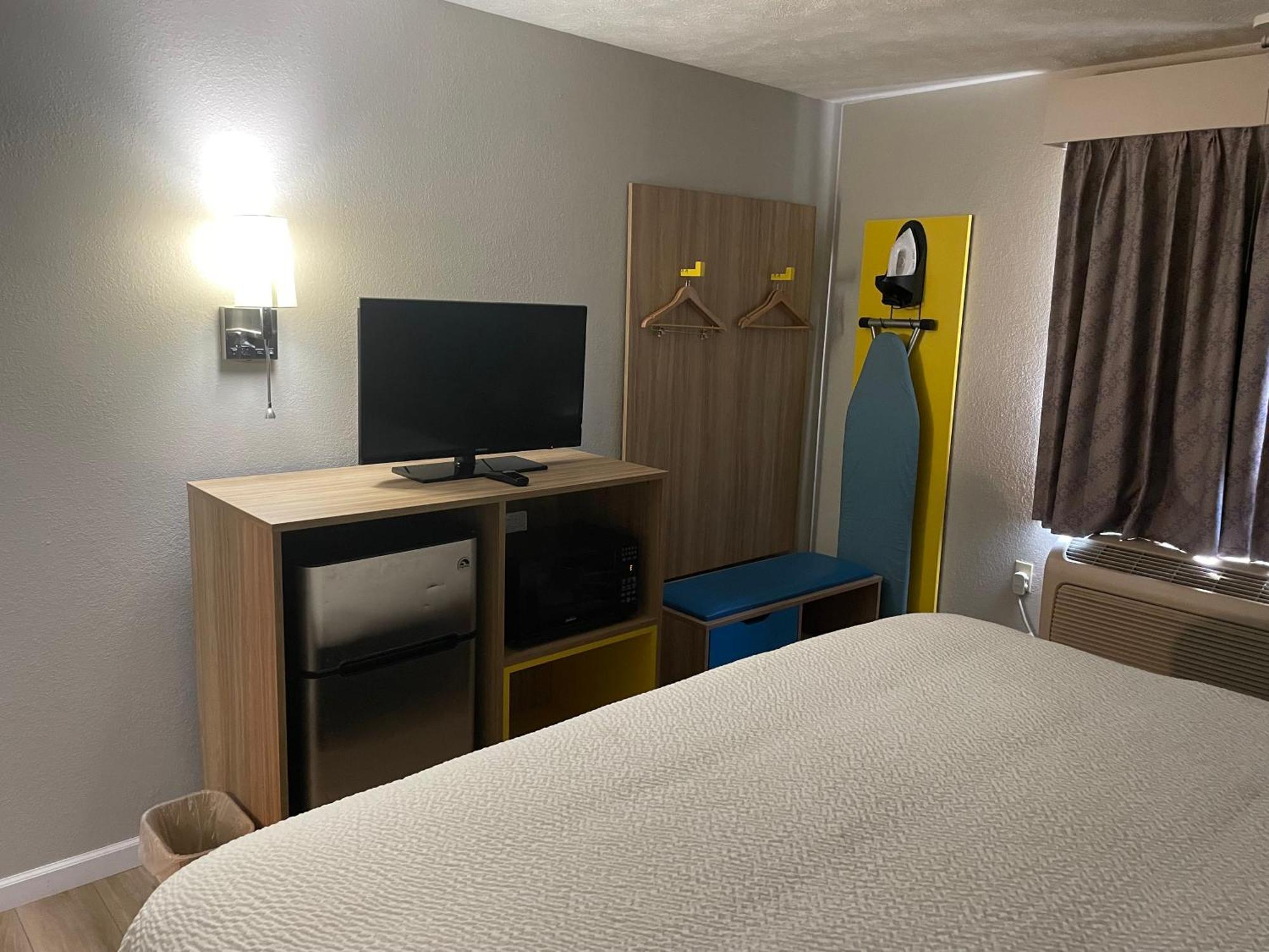 Days Inn By Wyndham Warrensburg Eksteriør billede